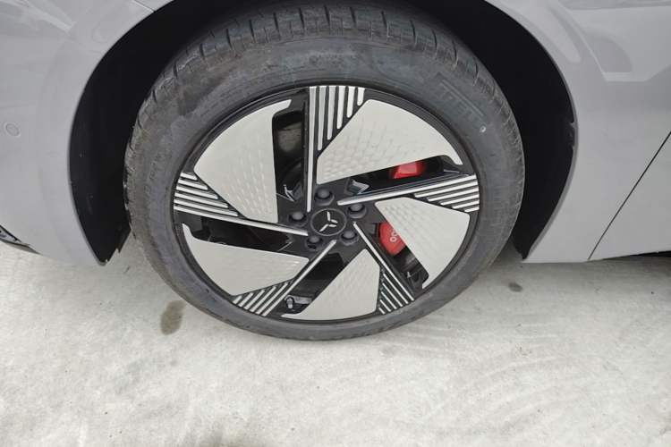 Used Hongqi EH7 2025 640 All-Wheel Drive Smart Selection Edition Left Front Wheel Hub