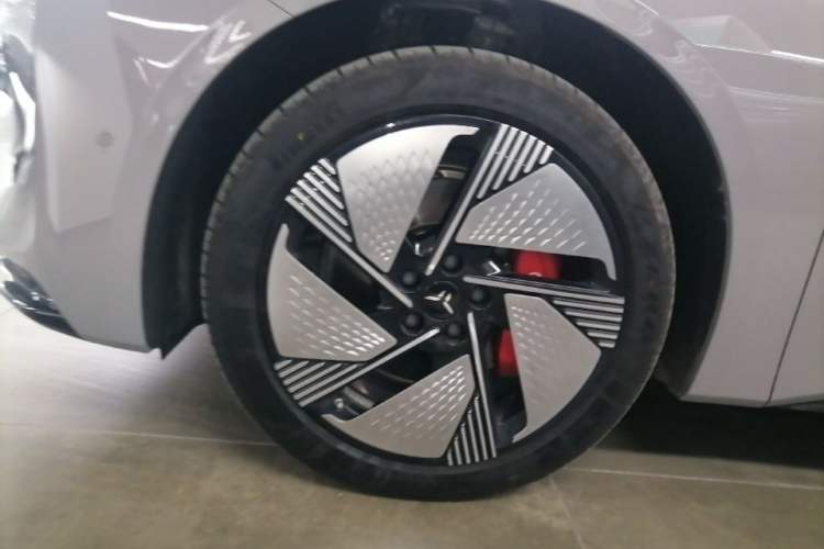 Used Hongqi EH7 2025 640 All-Wheel Drive Smart Selection Edition Left Front Wheel Hub