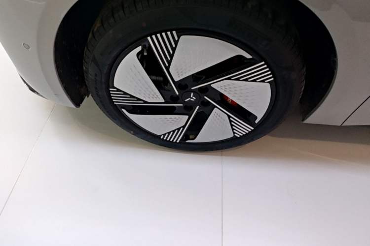 Used Hongqi EH7 2025 640 All-Wheel Drive Smart Selection Edition Left Front Wheel Hub