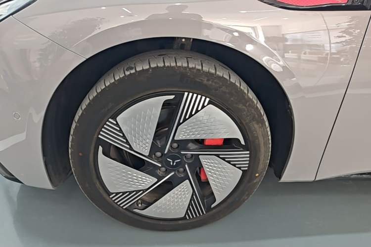 Used Hongqi EH7 2025 640 All-Wheel Drive Smart Selection Edition Left Front Wheel Hub