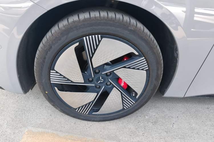 Used Hongqi EH7 2025 640 All-Wheel Drive Smart Selection Edition Left Front Wheel Hub
