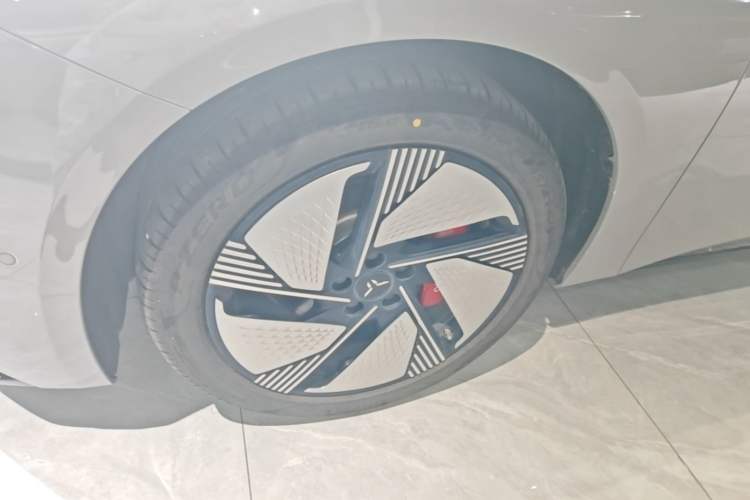 Used Hongqi EH7 2025 640 All-Wheel Drive Smart Selection Edition Left Front Wheel Hub