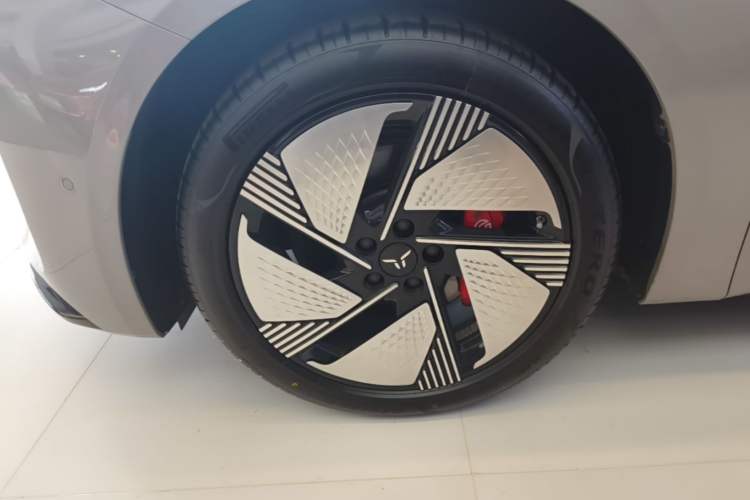 Used Hongqi EH7 2025 640 All-Wheel Drive Smart Selection Edition Left Front Wheel Hub