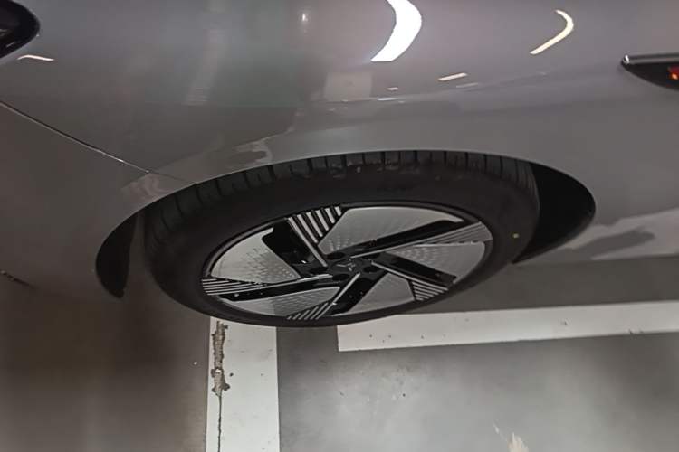 Used Hongqi EH7 2025 640 All-Wheel Drive Smart Selection Edition Left Front Wheel Hub