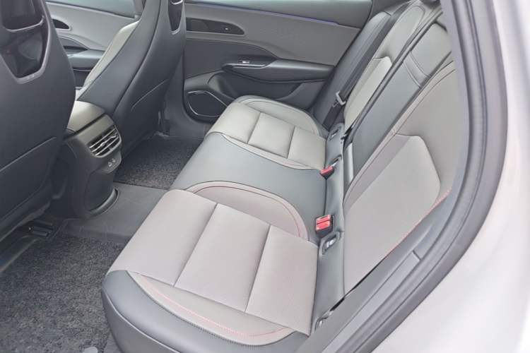 Used Hongqi EH7 2025 640 All-Wheel Drive Smart Selection Edition Left Rear Seat