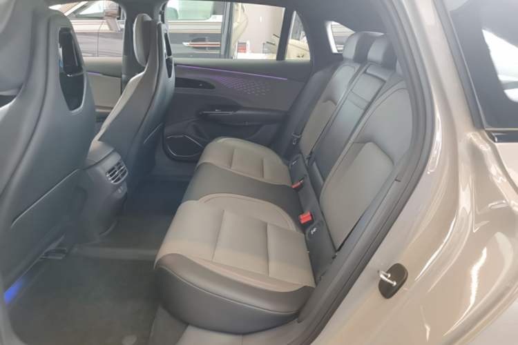 Used Hongqi EH7 2025 640 All-Wheel Drive Smart Selection Edition Left Rear Seat