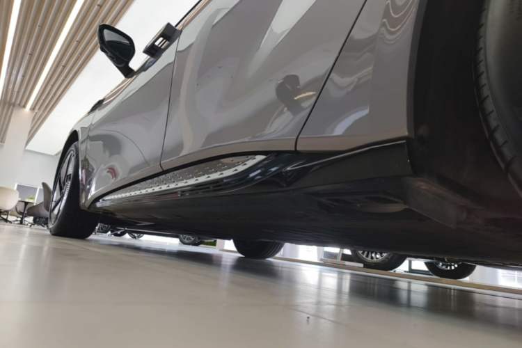 Used Hongqi EH7 2025 640 All-Wheel Drive Smart Selection Edition Left Side Sill