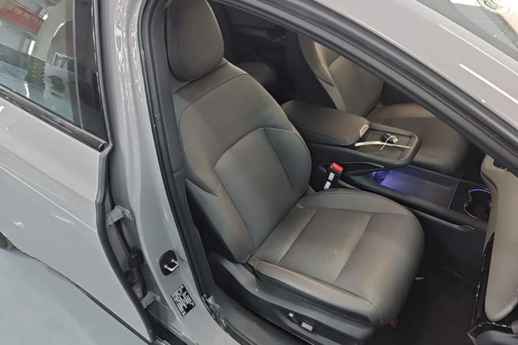 Used Hongqi EH7 2025 640 All-Wheel Drive Smart Selection Edition Right Front Seat
