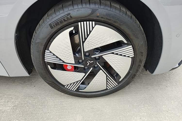 Used Hongqi EH7 2025 640 All-Wheel Drive Smart Selection Edition Right Front Wheel Hub