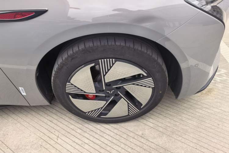 Used Hongqi EH7 2025 640 All-Wheel Drive Smart Selection Edition Right Front Wheel Hub