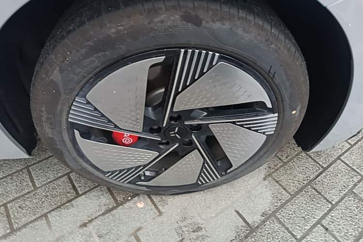 Used Hongqi EH7 2025 640 All-Wheel Drive Smart Selection Edition Right Front Wheel Hub