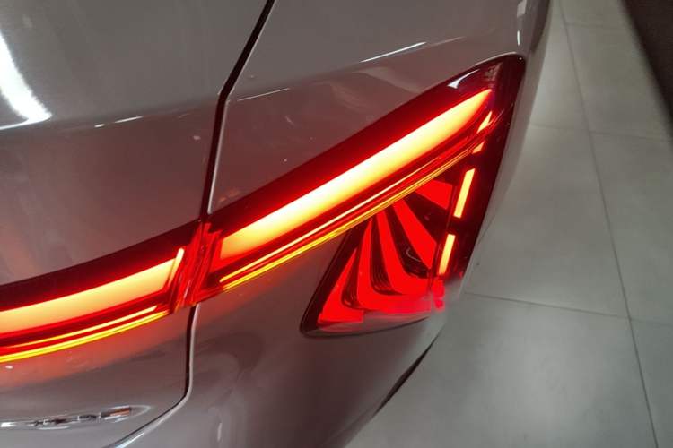 Used Hongqi EH7 2025 640 All-Wheel Drive Smart Selection Edition Right Rear Taillight