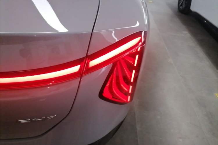Used Hongqi EH7 2025 640 All-Wheel Drive Smart Selection Edition Right Rear Taillight