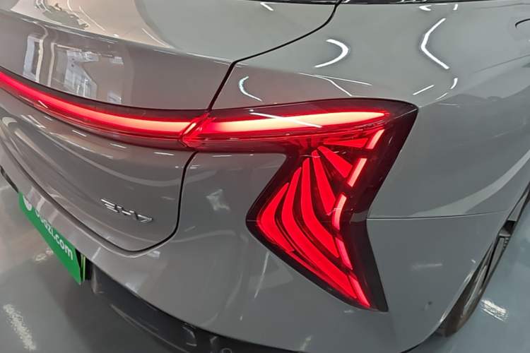 Used Hongqi EH7 2025 640 All-Wheel Drive Smart Selection Edition Right Rear Taillight