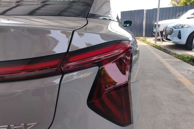 Used Hongqi EH7 2025 640 All-Wheel Drive Smart Selection Edition Right Rear Taillight
