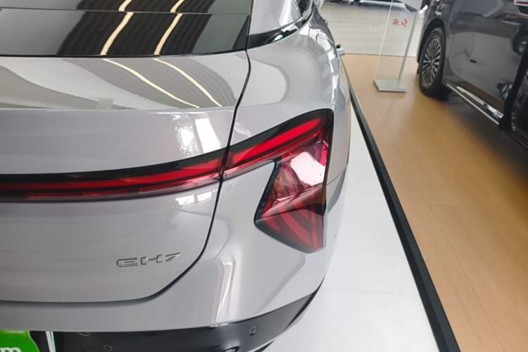 Used Hongqi EH7 2025 640 All-Wheel Drive Smart Selection Edition Right Rear Taillight