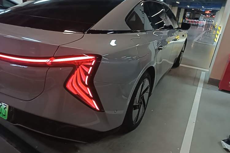 Used Hongqi EH7 2025 640 All-Wheel Drive Smart Selection Edition Right Rear Taillight