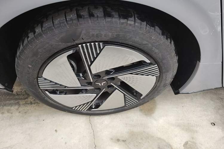 Used Hongqi EH7 2025 640 All-Wheel Drive Smart Selection Edition Right Rear Wheel Hub