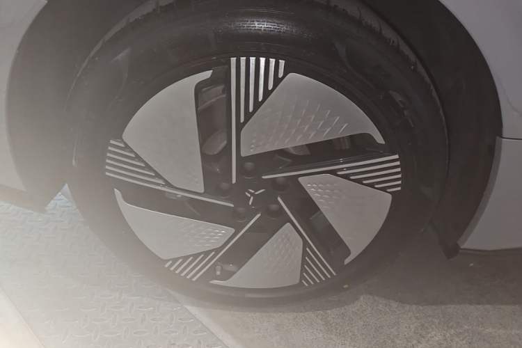 Used Hongqi EH7 2025 640 All-Wheel Drive Smart Selection Edition Right Rear Wheel Hub