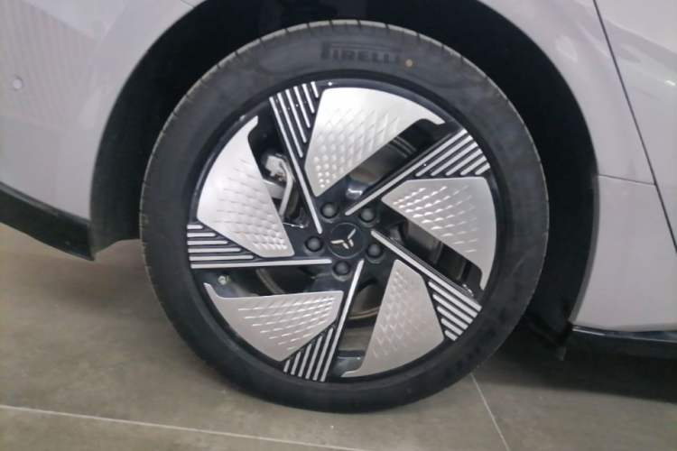 Used Hongqi EH7 2025 640 All-Wheel Drive Smart Selection Edition Right Rear Wheel Hub