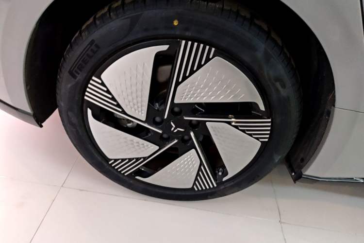 Used Hongqi EH7 2025 640 All-Wheel Drive Smart Selection Edition Right Rear Wheel Hub