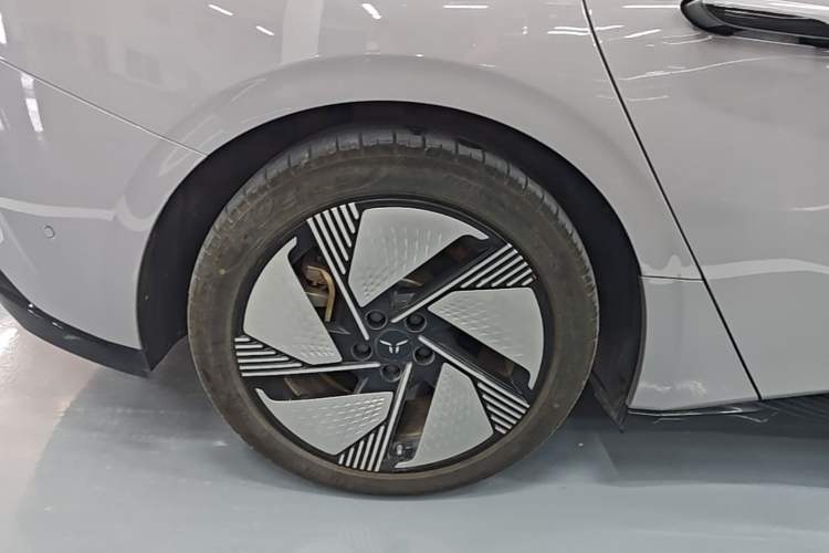 Used Hongqi EH7 2025 640 All-Wheel Drive Smart Selection Edition Right Rear Wheel Hub