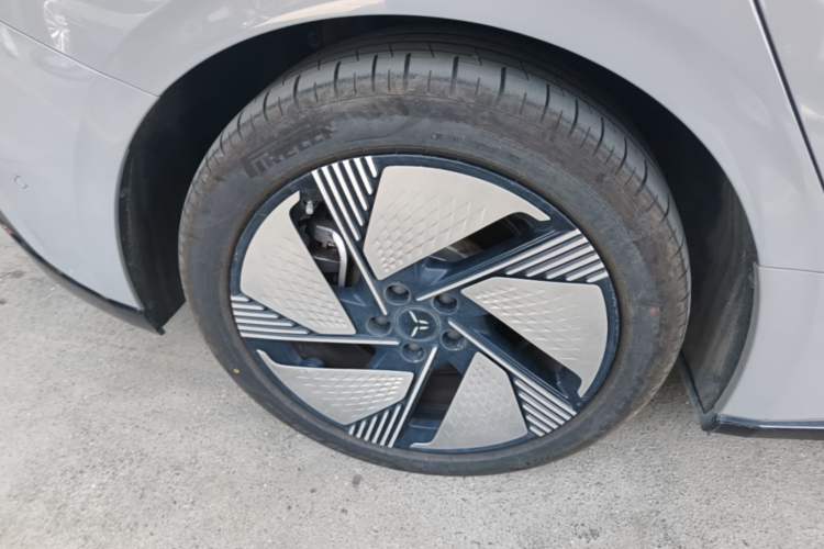 Used Hongqi EH7 2025 640 All-Wheel Drive Smart Selection Edition Right Rear Wheel Hub