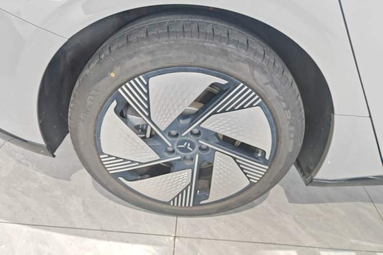 Used Hongqi EH7 2025 640 All-Wheel Drive Smart Selection Edition Right Rear Wheel Hub
