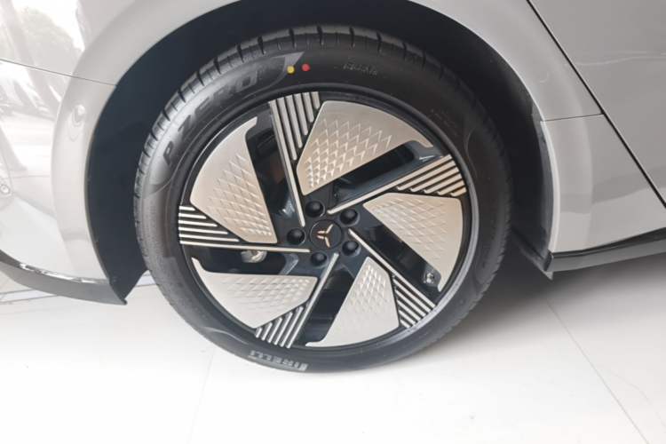 Used Hongqi EH7 2025 640 All-Wheel Drive Smart Selection Edition Right Rear Wheel Hub