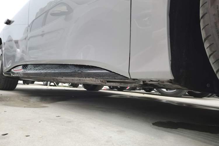 Used Hongqi EH7 2025 640 All-Wheel Drive Smart Selection Edition Right Side Sill
