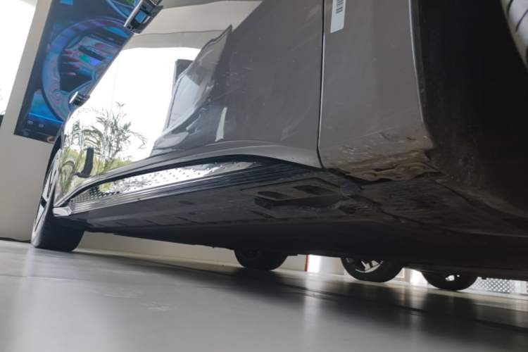 Used Hongqi EH7 2025 640 All-Wheel Drive Smart Selection Edition Right Side Sill