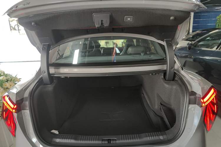 Used Hongqi EH7 2025 640 All-Wheel Drive Smart Selection Edition Trunk