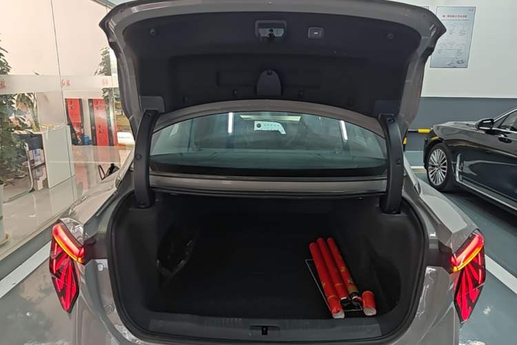 Used Hongqi EH7 2025 640 All-Wheel Drive Smart Selection Edition Trunk