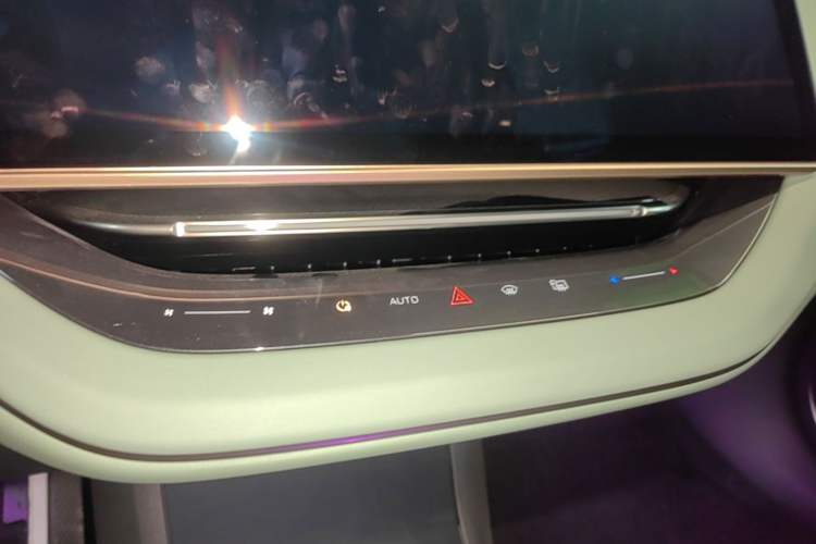 Used Hongqi EH7 2025 690 Smart Selection Edition Audio And AC Panel