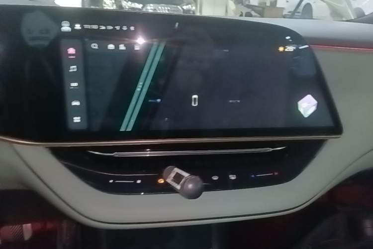 Used Hongqi EH7 2025 690 Smart Selection Edition Audio And AC Panel