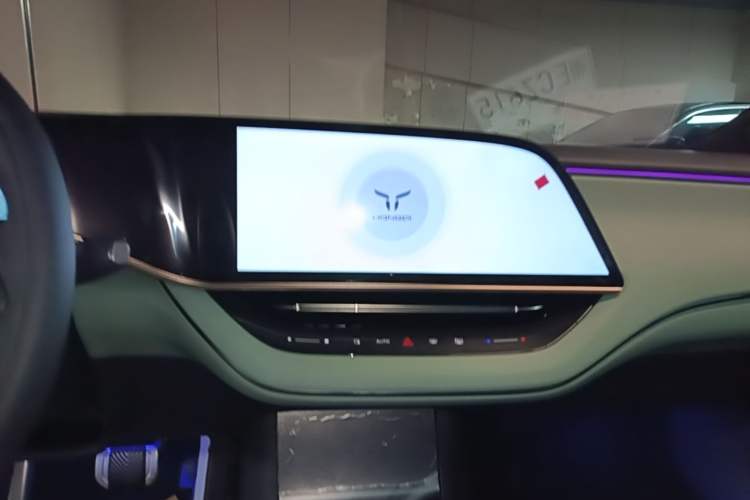 Used Hongqi EH7 2025 690 Smart Selection Edition Audio And AC Panel