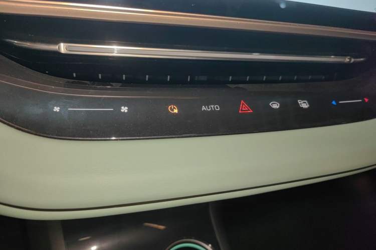 Used Hongqi EH7 2025 690 Smart Selection Edition Audio And AC Panel