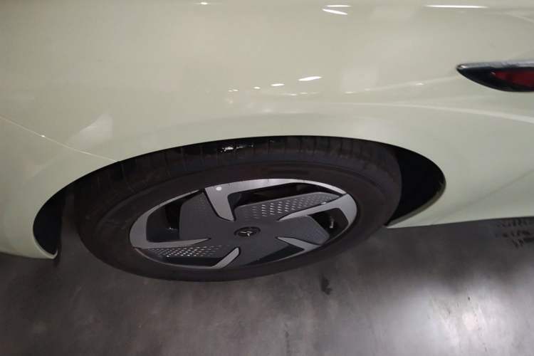 Used Hongqi EH7 2025 690 Smart Selection Edition Left Front Wheel Hub