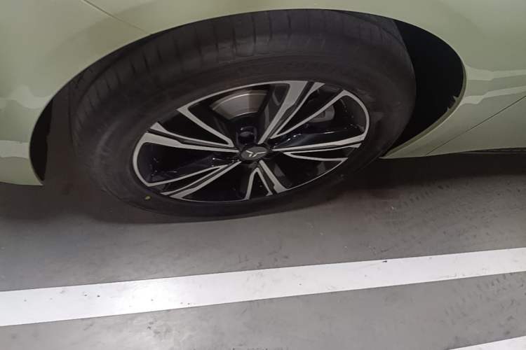 Used Hongqi EH7 2025 690 Smart Selection Edition Left Front Wheel Hub