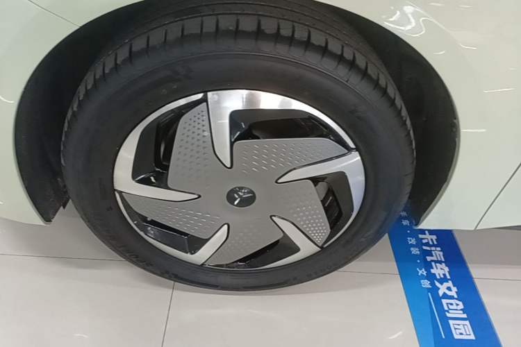 Used Hongqi EH7 2025 690 Smart Selection Edition Left Front Wheel Hub