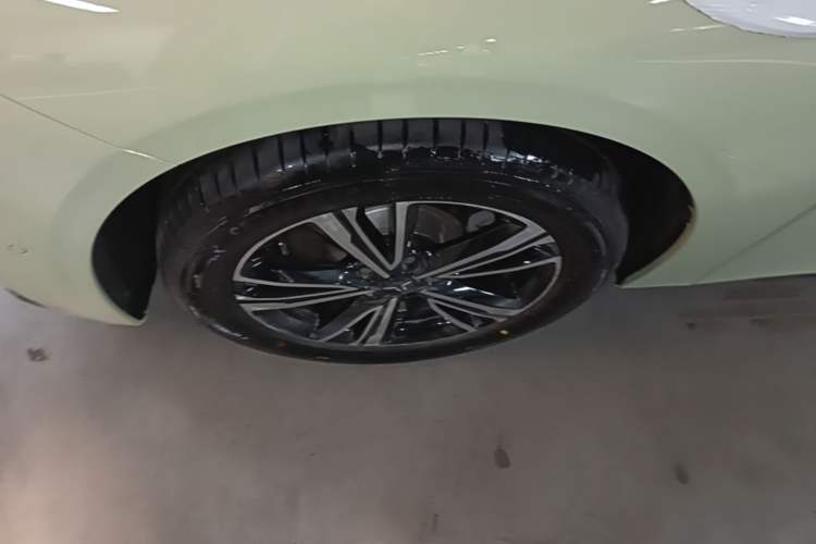 Used Hongqi EH7 2025 690 Smart Selection Edition Left Front Wheel Hub