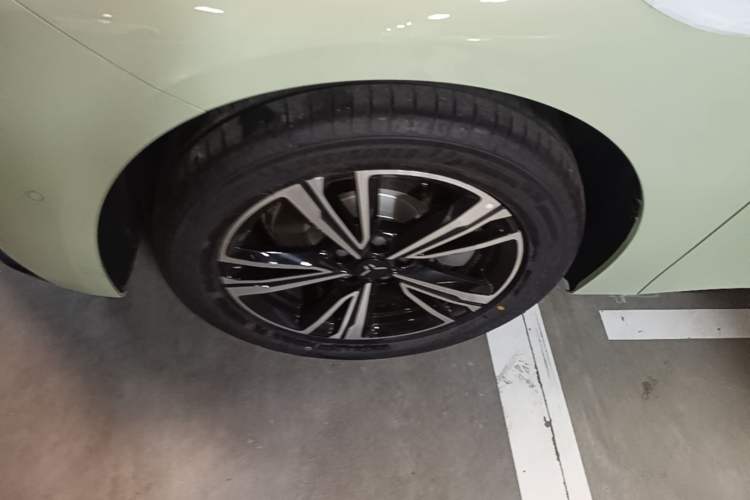 Used Hongqi EH7 2025 690 Smart Selection Edition Left Front Wheel Hub