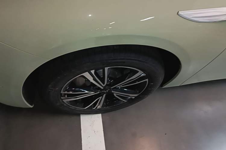 Used Hongqi EH7 2025 690 Smart Selection Edition Left Front Wheel Hub