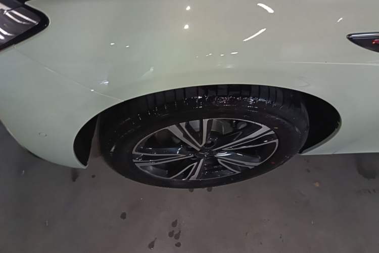 Used Hongqi EH7 2025 690 Smart Selection Edition Left Front Wheel Hub