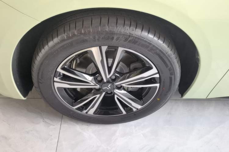Used Hongqi EH7 2025 600 Smart Selection Edition Left Front Wheel Hub