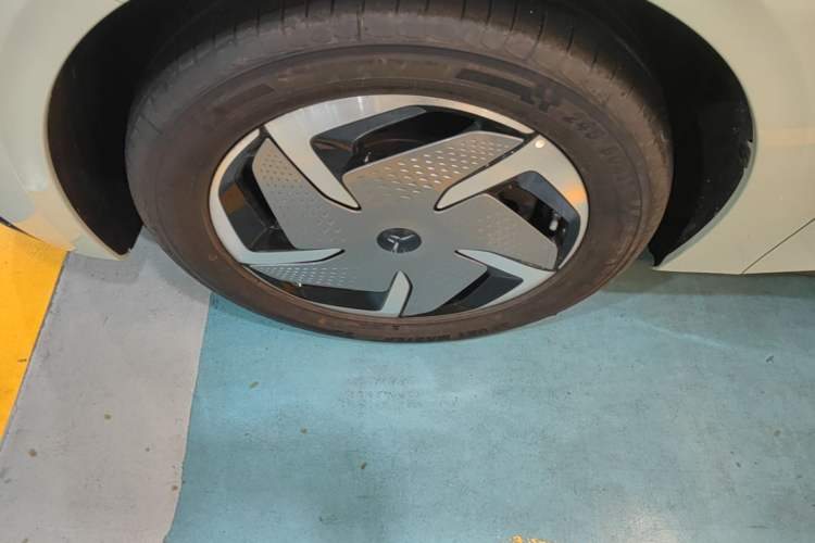Used Hongqi EH7 2025 690 Smart Selection Edition Left Front Wheel Hub