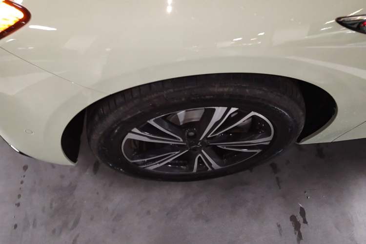 Used Hongqi EH7 2025 600 Smart Selection Edition Left Front Wheel Hub