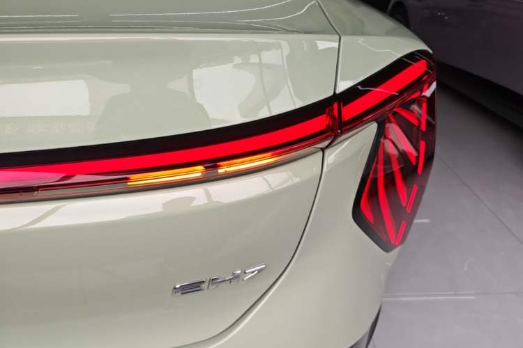 Used Hongqi EH7 2025 690 Smart Selection Edition Right Rear Taillight