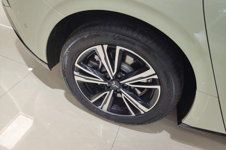 Used Hongqi EH7 2025 600 Smart Selection Edition Right Rear Wheel Hub