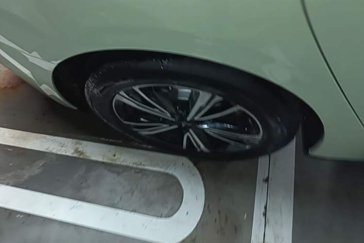 Used Hongqi EH7 2025 690 Smart Selection Edition Right Rear Wheel Hub